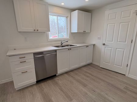 For Lease - 22 Clifton Street Unit# Main Floor, Kawartha Lakes, Ontario - Photo 2