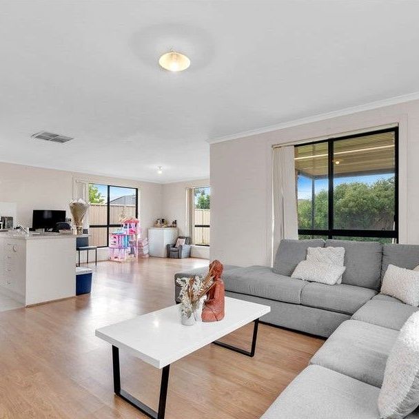 Well-Maintained Spacious Three Bedroom Home! - Photo 1