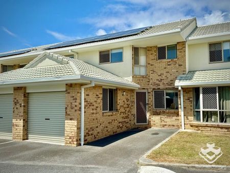 Spacious 3 Bedrooms Townhouse in a great location - Photo 5