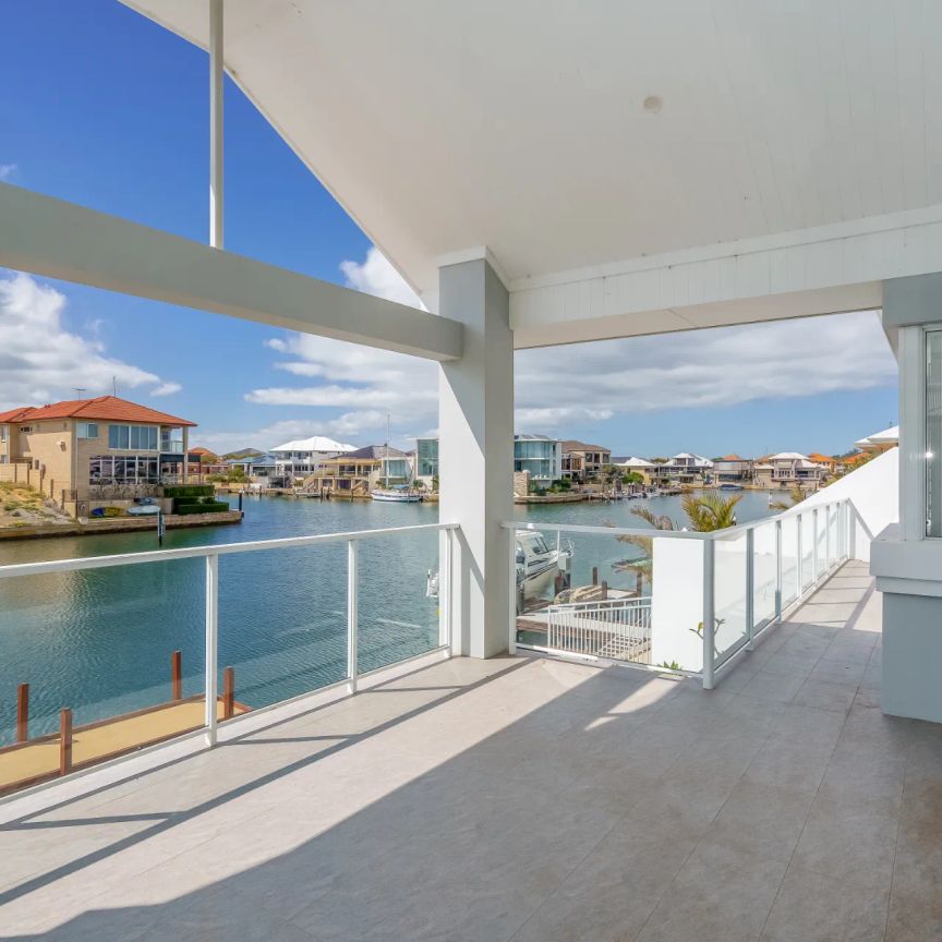 Price reduction! Devour in the tranquility of this canal home. - Photo 1