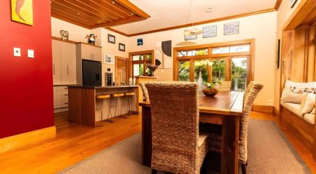 Exquisite 4-Bedroom Manor with Stunning Bush Views in Lucas Heights - Photo 4