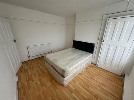 4 Bed Terraced House, Dawlish Drive, IG3 - Photo 4