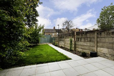 Amazing 5 double bedroom house with garden mins to tube & shops - Photo 3