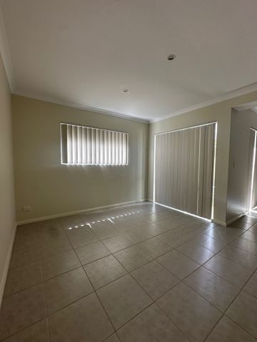 Executive-Style Home Opposite Picturesque Park - Photo 3