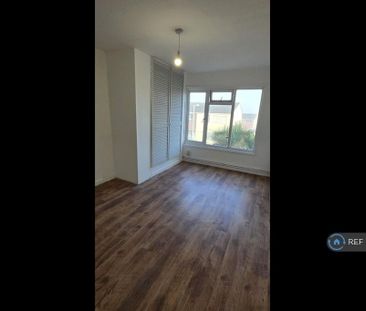 4 bedroom end of terrace house to rent - Photo 2