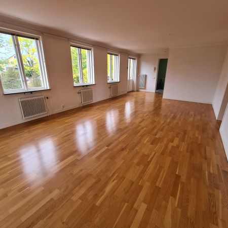 Lunnegatan 19 lgh 1201 i Åmål (inglasad balkong) p-plats ingår i hyran. - Foto 3