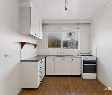 PERFECTLY POSITIONED TWO-BEDROOM APARTMENT - Photo 4