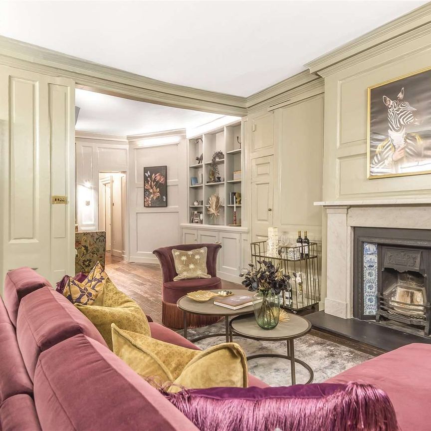 A superb 18th century listed townhouse with a roof terrace in the heart of Soho. - Photo 1