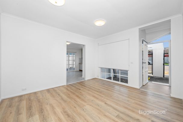 LIGHT, BRIGHT AND UPDATED 2 BEDROOM HOME IN UNBEATABLE HAWTHORN LOCATION! - Photo 1