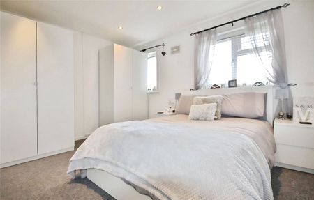 Pond Road, Egham, Surrey, TW20 8BG - Photo 4