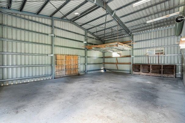 Freshly painted, new carpet and blinds - 5 bedrooms and massive shed and pool - Photo 1