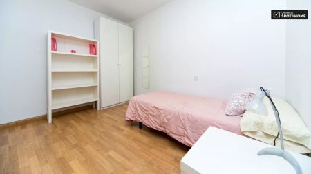 Single Bed in Room in a shared 8-bedroom apartment for rent in Embajadores, perfect for women - Photo 5