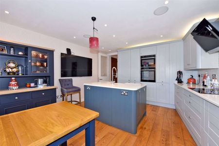 A stunning riverside townhouse with roof garden offering views of Eton and the River Thames. - Photo 3