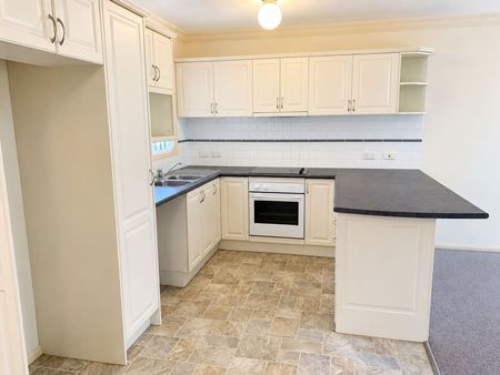 Low Maintenance and Convenient Location - Photo 2