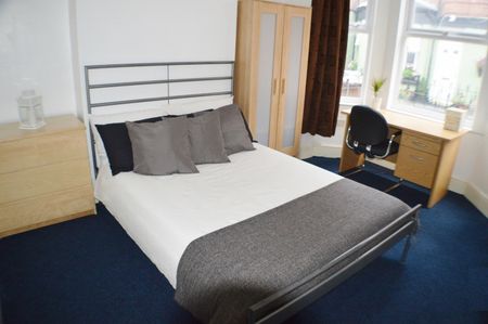 3 Bed Terraced House, Newdigate Villas, NG7 - Photo 4