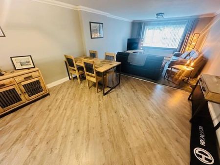 2 bedroom Flat To Let - Photo 3