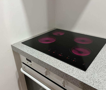 Charming 4BR Home with Garden and open plan living - Photo 6