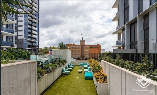 FURNISHED-SELF CONTAINED 1 BEDROOM + 1 BATHROOM APARTMENT - WITH CAR PARK - Photo 1