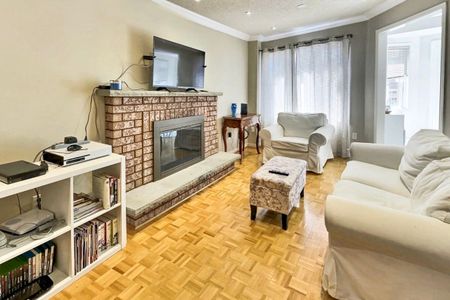 For Lease - 920 College Manor Drive, Newmarket, Ontario - Photo 2