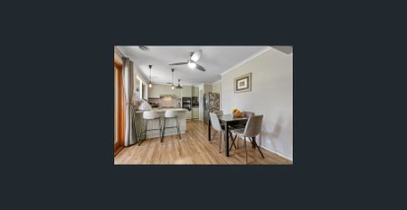 Stylish Home In West End - Photo 2