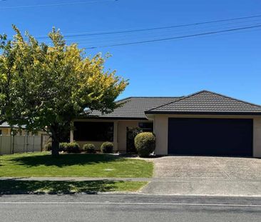 Easy family living in the heart of Arataki - Photo 5