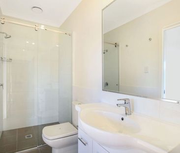 Airconditioned Modern 1-Bedroom Apartment - Photo 1