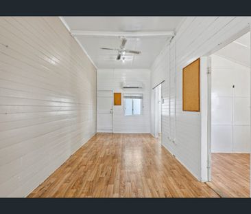 Upstairs Unit - Fully Air Conditioned - Photo 4