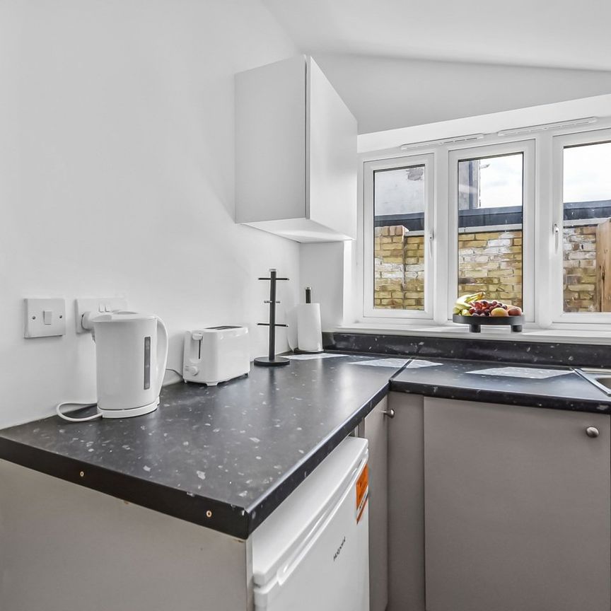 Studio Flat, Carmichael Road, SE25 - Photo 1