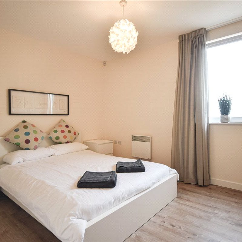 Well presented 2 bedroom Penthouse apartment located within walking distance of the City centre & Railway Station. Electric heating. Communal Gardens. Furnished. 6th Floor with lift. Furnished. - Photo 1