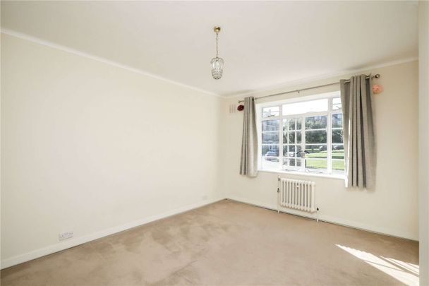 A spacious five bedroom apartment in this popular gated community. - Photo 1
