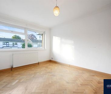 4 bedroom end of terrace house to rent - Photo 1