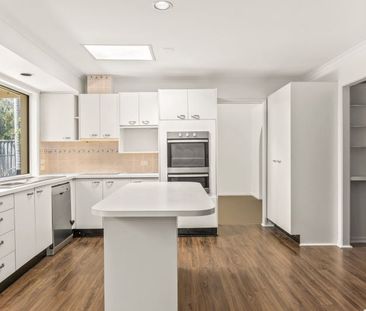 Private, Family-Friendly Home in Southport’s Best Location! - Photo 1