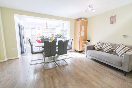 4 bedroom detached house to rent - Photo 5