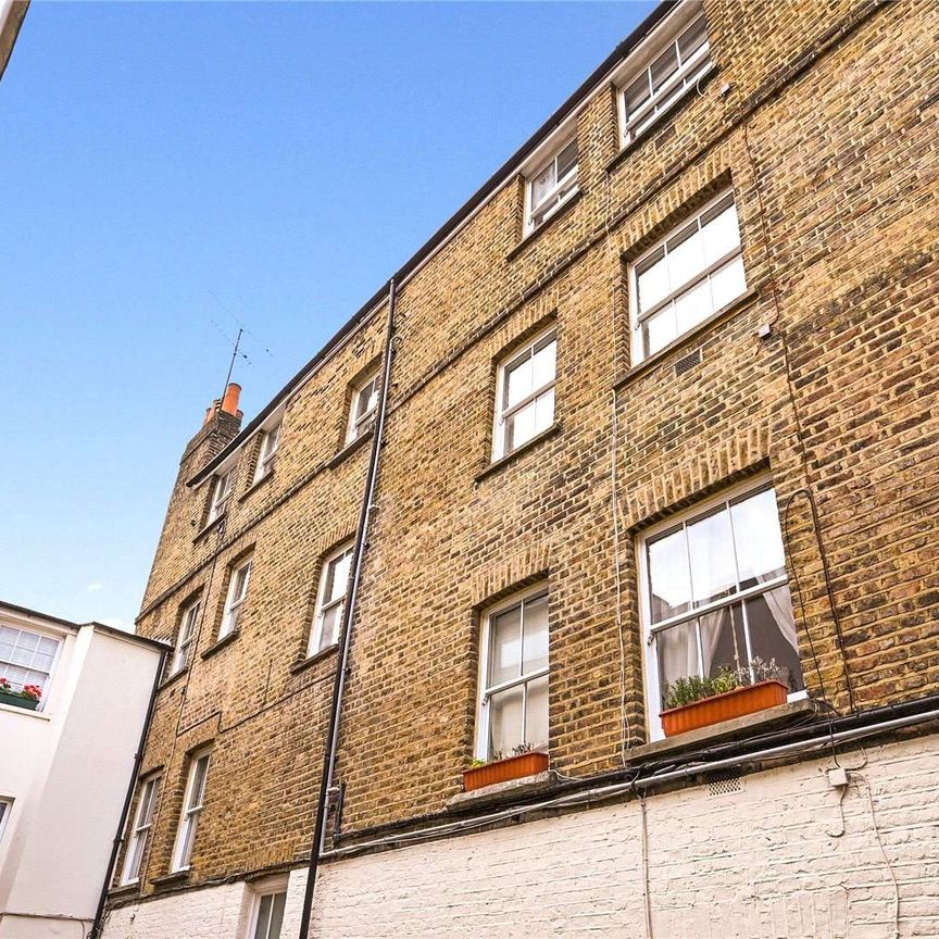 A beautiful apartment set in this picturesque setting in a pedestrian side street off Kinnerton Street and in the heart of North Belgravia. - Photo 1