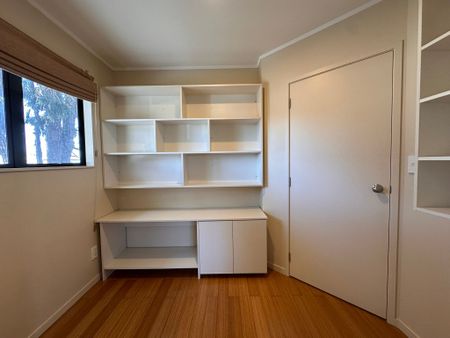 A Peaceful Family Haven Full of Warmth and Character - Photo 2