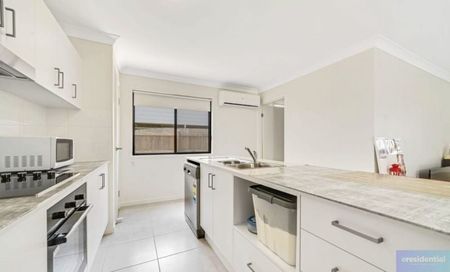 Stylish, Sleek & Surprisingly Spacious – 1-Bedroom Duplex Gem in Loganholme! - Photo 3