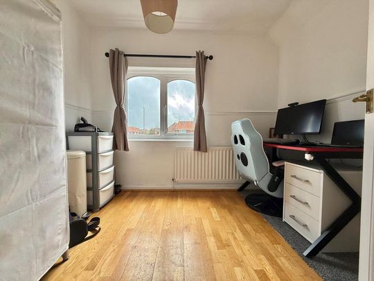 3 bedroom end of terrace house to rent - Photo 1