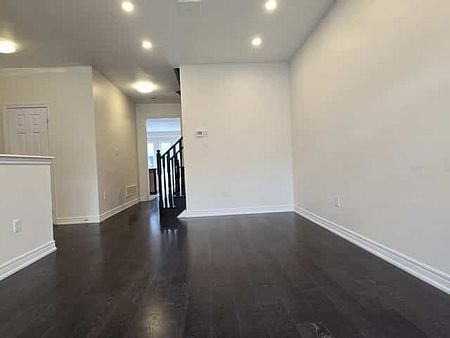 Three bedroom townhouse for rent in Brampton - Photo 5