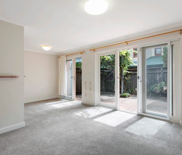 Three-bedroom townhouse - Photo 1