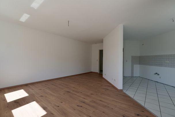 Sehr gepflegte und modernisierte zwei Zimmer Wohnung mit großem Sonnenbalkon in ... - Photo 1