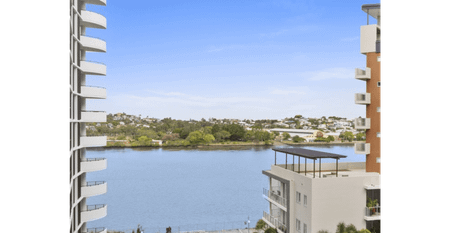 Fabulous river view apartment in the heart of Hamilton. (Rent increase to $850 after 6mths.) - Photo 3