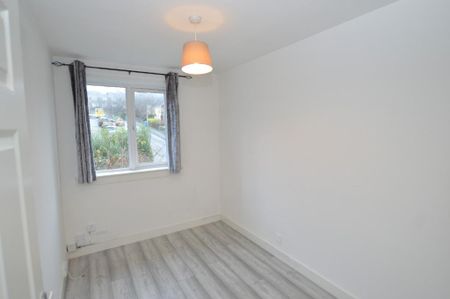 3 bedroom flat to rent - Photo 4