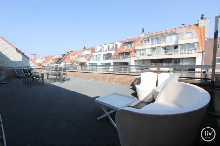 Gemeubeld - Prachtig gerenoveerde penthouse met uniek ruim terras, op wandelafstand van het strand. - Photo 2