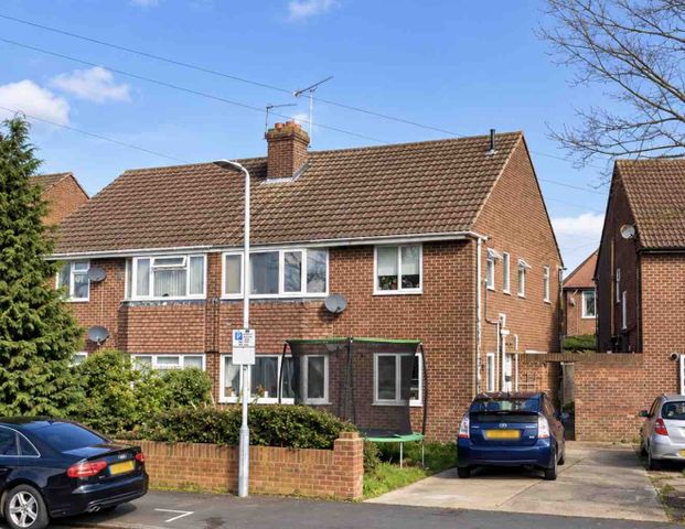 Spacious Two-Bedroom Upper-Floor Maisonette Near Heathrow Airport - Photo 1