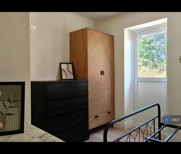 1 bedroom in a house share to rent - Photo 4