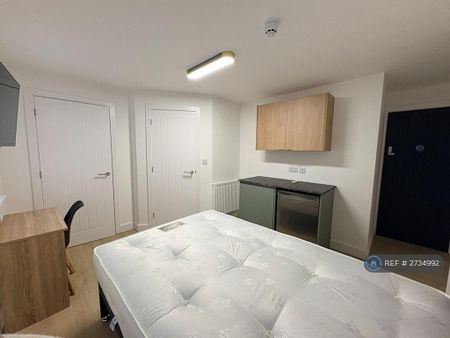 1 bedroom in a flat share to rent - Photo 2