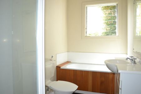 Central Three-Bedroom Home - Photo 4