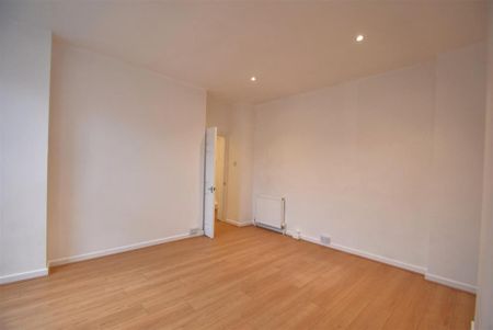 3 bedroom flat to rent - Photo 2