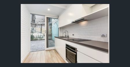 Contemporary terrace in heart of Surry Hills, courtyard, on tramline easy access to everything restaurants, shops, pubs, bars and City - Photo 2