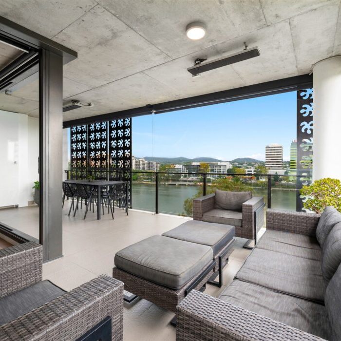 Fully Furnished River Front Two Bedroom Apartment with Two Car Parks - Photo 1
